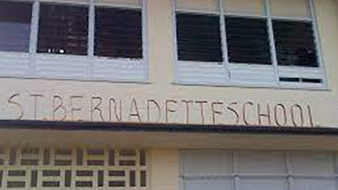 Blikken verf en leermiddelen gestolen van Bernadetteschool 