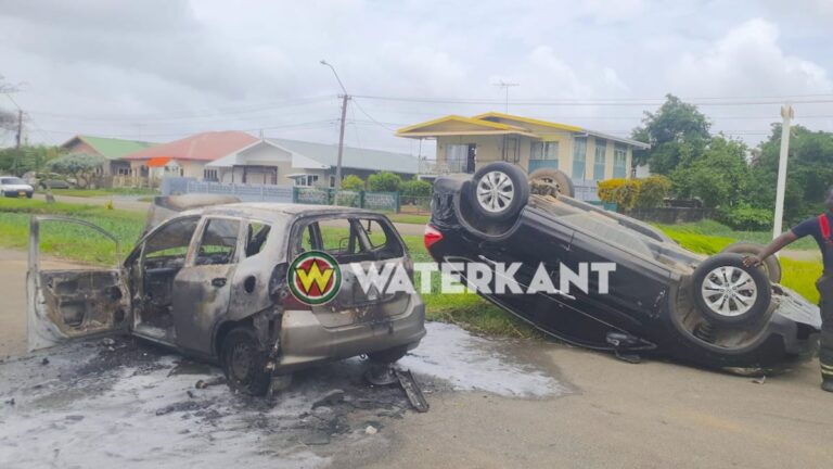 VIDEO: Auto uitgebrand na zware aanrijding in Paramaribo-Noord