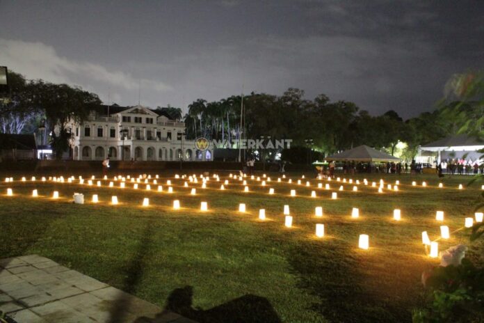 Kaarsen op Onafhankelijkheidsplein in verband met Earth Hour