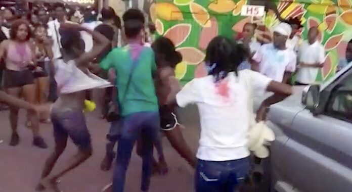VIDEO: Drukte en chaos bij Phagwa viering Waka Pasi