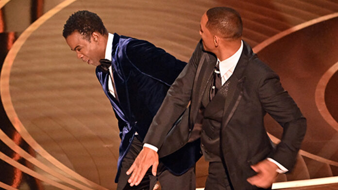 VIDEO: Will Smith klapt Chris Rock live op podium