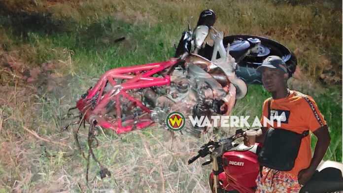 35-jarige Rayen op Ducati motorfiets dood na frontale aanrijding met auto