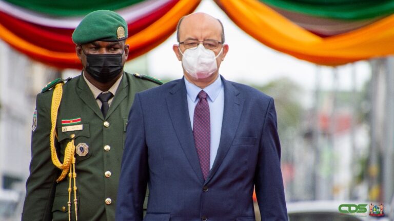 Ambassadeur van Spanje in Suriname biedt geloofsbrieven aan president