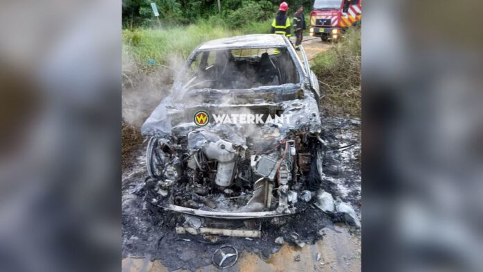 Mercedes-Benz geheel afgebrand; bestuurder niet aangetroffen
