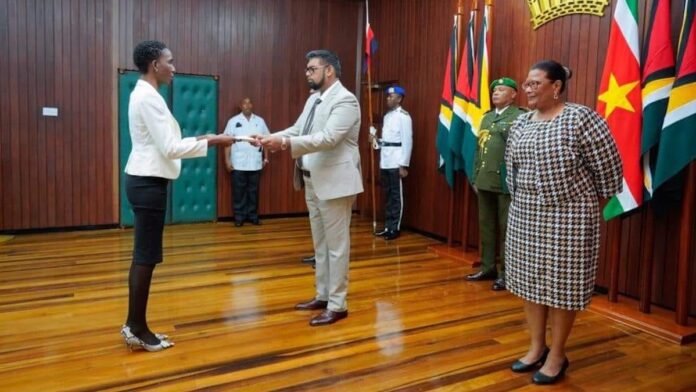Surinaamse Ambassadeur Blankendal overhandigt geloofsbrieven aan President Guyana