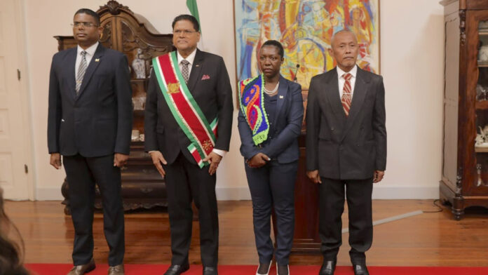 President beëdigt Surinaamse ambassadeurs voor Cuba, Venezuela en India
