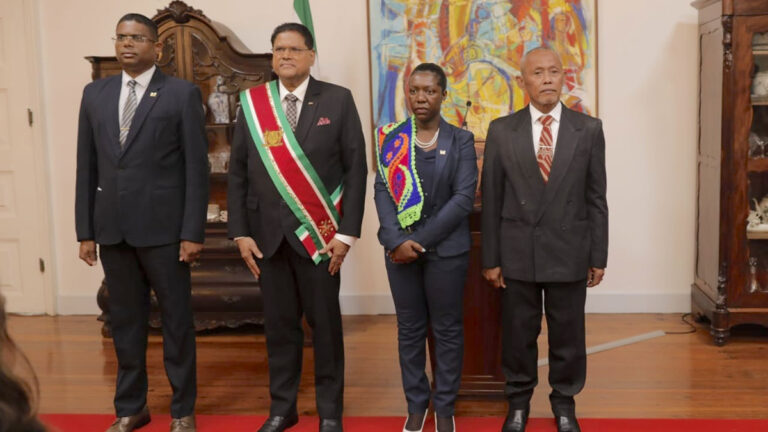President beëdigt Surinaamse ambassadeurs voor Cuba, Venezuela en India