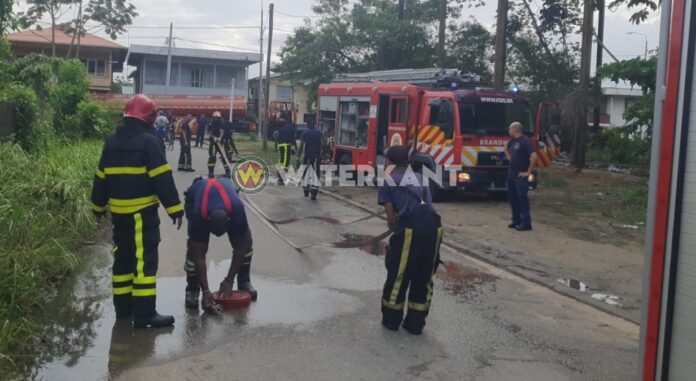 Brandweer rukt uit voor brand in verlaten pand in Paramaribo