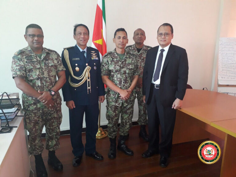 Defensieattaché Indonesië op bezoek in Suriname