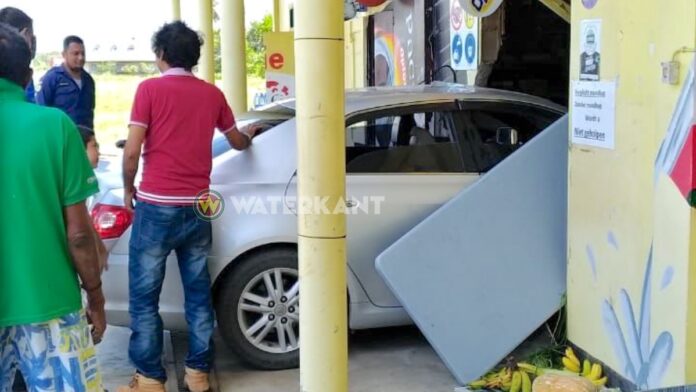 Automobilist rijdt winkel binnen in Nickerie