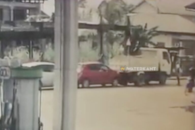 VIDEO: Pick-up ramt achterligger tweemaal bij verkeersruzie