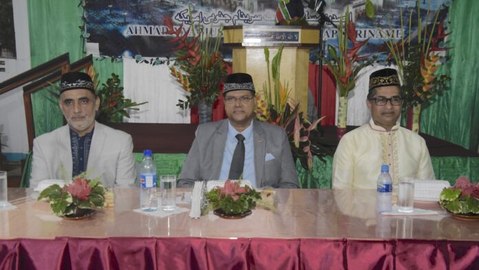 President Santokhi neemt deel aan gezamenlijk ontvasten in moskee