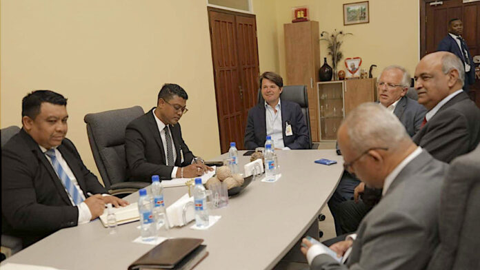 Delegatie Royal Schiphol Group voor overleg met regering in Suriname