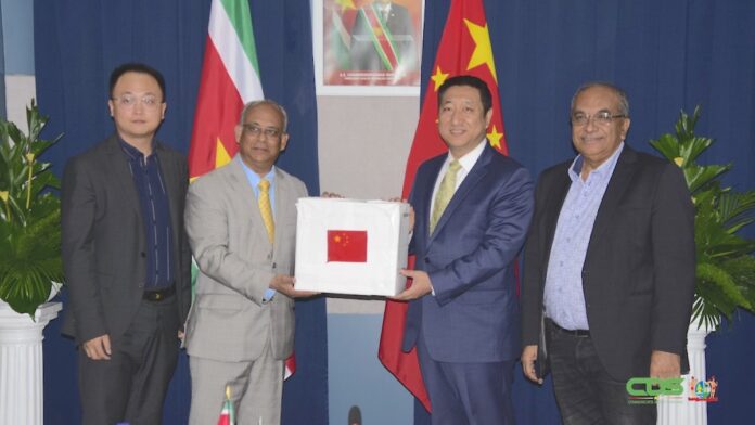 China schenkt aan Suriname