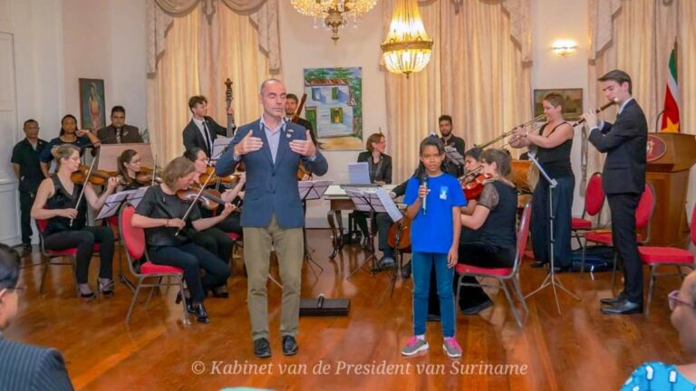 Jeugdkoor Holland Baroque bezoekt president Santokhi