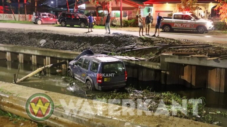 Land Rover vliegt uit bocht Ringweg-Zuid en belandt in water