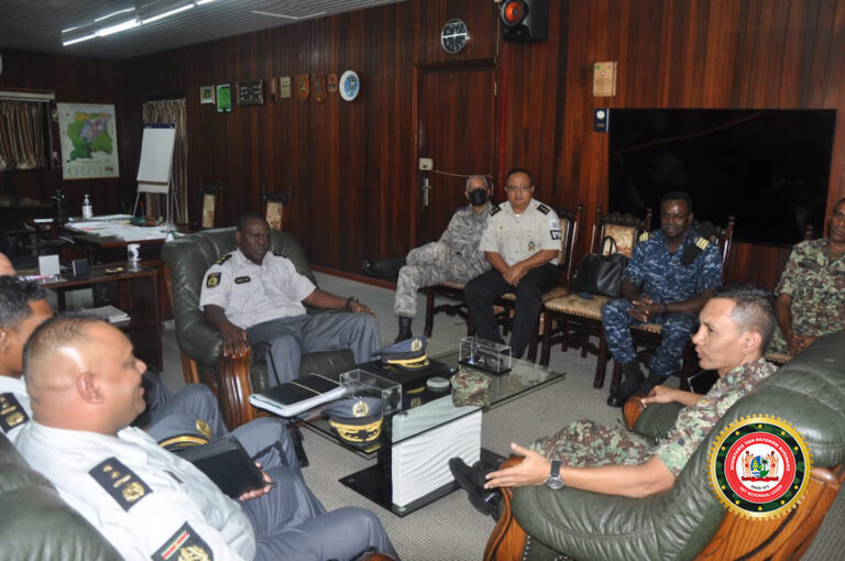 Leger- en politieleiding Suriname verbreden samenwerking