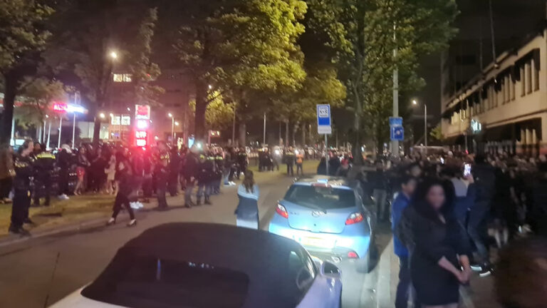 Bezoekers 'Surinaams Feestje' in Den Haag geweigerd vanwege drukte binnen