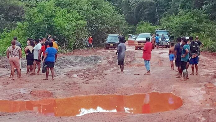 Weg Bigi Pokia in deplorabele staat; bewoners barricaderen doorgang