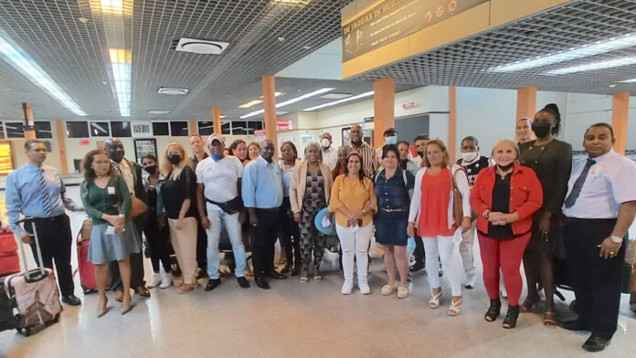 Groep Cubaanse gezondheidswerkers in Suriname aangekomen