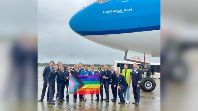 KLM voert 'Regenboog vlucht' uit naar Suriname