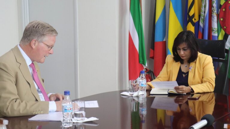 Ambassadeur Van der Zwan op beleefdheidsbezoek bij minister Kuldipsingh