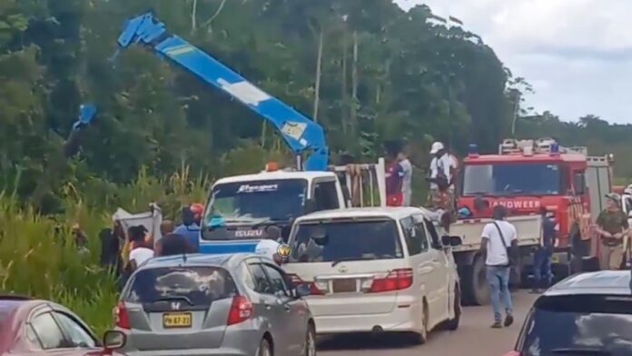 Dode bij verkeersongeval op de Oost-Westverbinding in Suriname