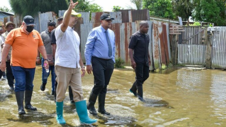 President Santokhi geeft opdracht tot evacuaties in Paramaribo