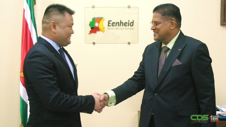 President ontvangt Suriname Chinese Vereniging Zhejiang