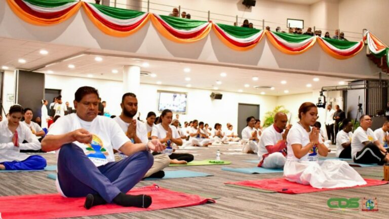 President Santokhi roept bij Internationale Yoga Dag op om significant verschil te maken