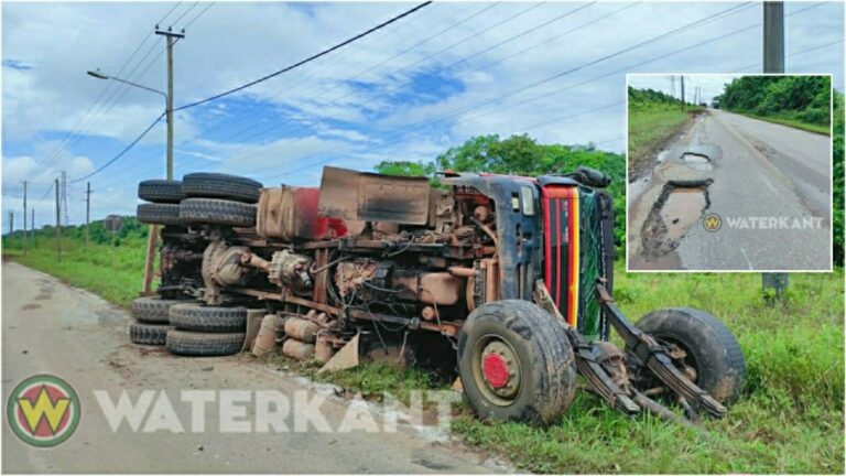 Vrachtwagen gekanteld op Afobakaweg na uitwijken voor kuilen