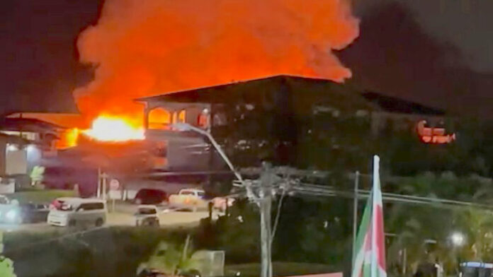 VIDEO: Felle brand bij woning in Paramaribo-Noord
