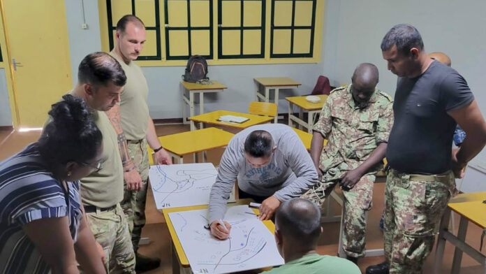 Amerikaanse militairen verzorgen training in humanitaire hulpverlening