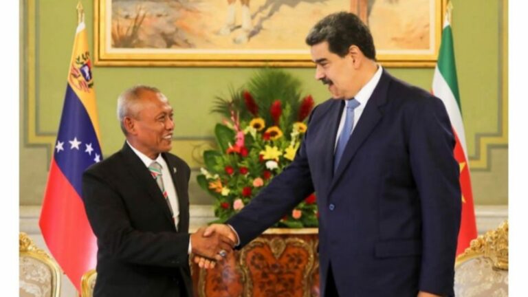 Surinaamse ambassadeur overhandigt geloofsbrieven aan president Maduro