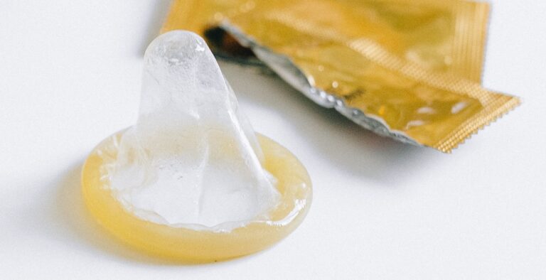 Nederlandse smokkelaar aangehouden: vloeibare drugs in condoom ingeslikt