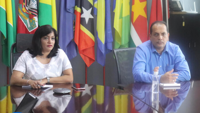 Minister krijgt update Suriname Competitiveness and Sector Diversification Project
