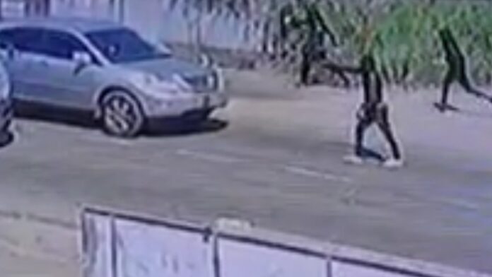 VIDEO: Gewapende criminelen houden automobilist onder schot bij poging tot roof