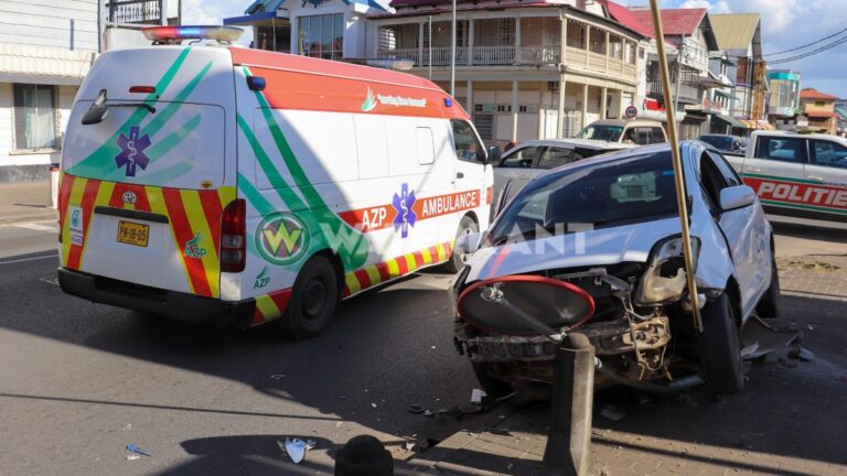 Automobilist rijdt door rood en veroorzaakt zware botsing in binnenstad