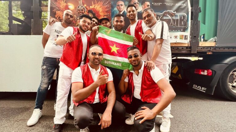 Musicband The Bomb geeft daverende show op Zomercarnaval Rotterdam