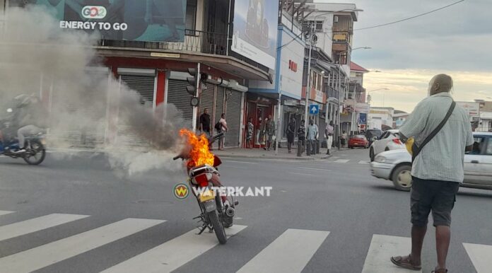 Bromfiets vat vlam in hartje Paramaribo