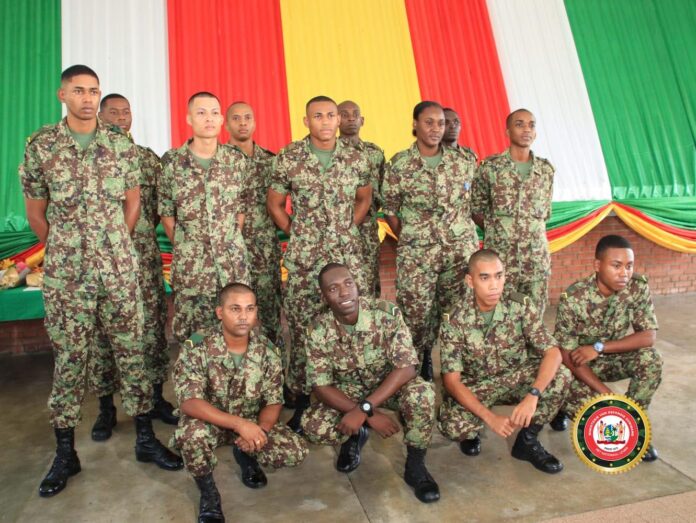 Surinaamse Militaire School levert eerste 13 onderofficieren af