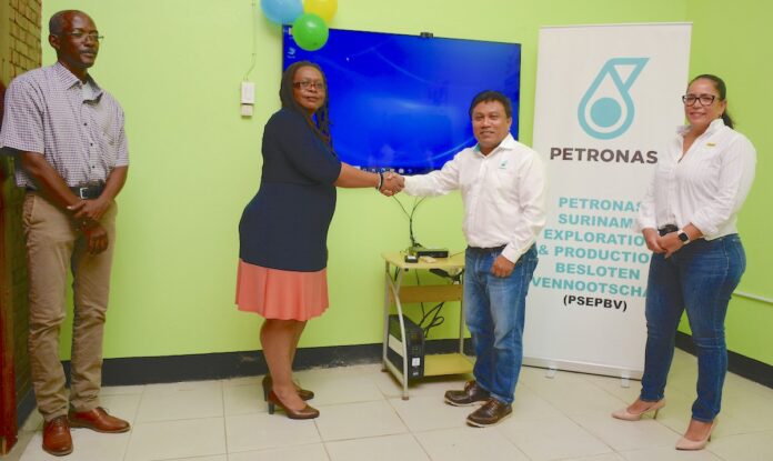 Ministerie van onderwijs krijgt apparatuur van oliemaatschappij Petronas