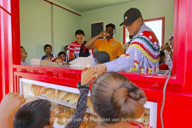President in Apoera: 'Ik ga geen pakketten brengen, maar ontwikkeling'