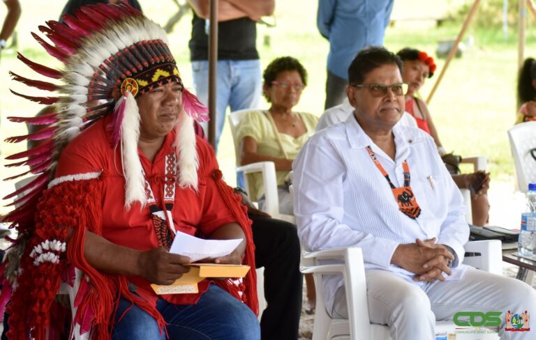 Surinaamse president eregast bij inheems festival Wit Santi