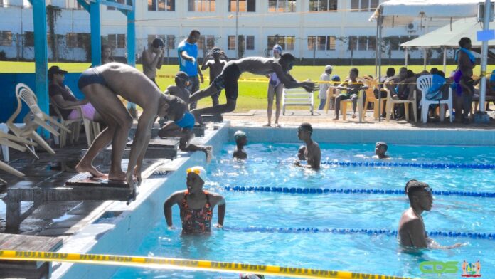 Zwemselectie Suriname in de startblokken voor Goodwill Swim Meet