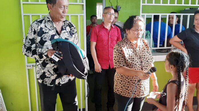 Pertjajah Luhur verstrekt schoolpakketten aan scholieren
