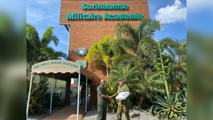 Surinaamse Militaire School ontvangt onderwijsmiddelen van Nederlandse Militaire School