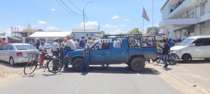 Ex-militairen barricaderen de weg bij kantoor Defensie