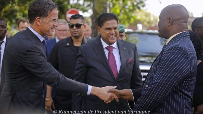 Premier Rutte houdt woord en geeft vp Brunswijk hand