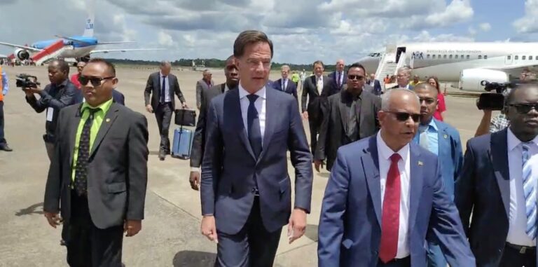 VIDEO: Nederlandse minister-president Rutte aangekomen in Suriname